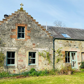 Rowan Cottage accommodation at Fingask Castle